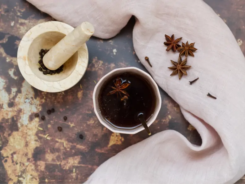 Ayurvedischer Tee mit Gewürzen