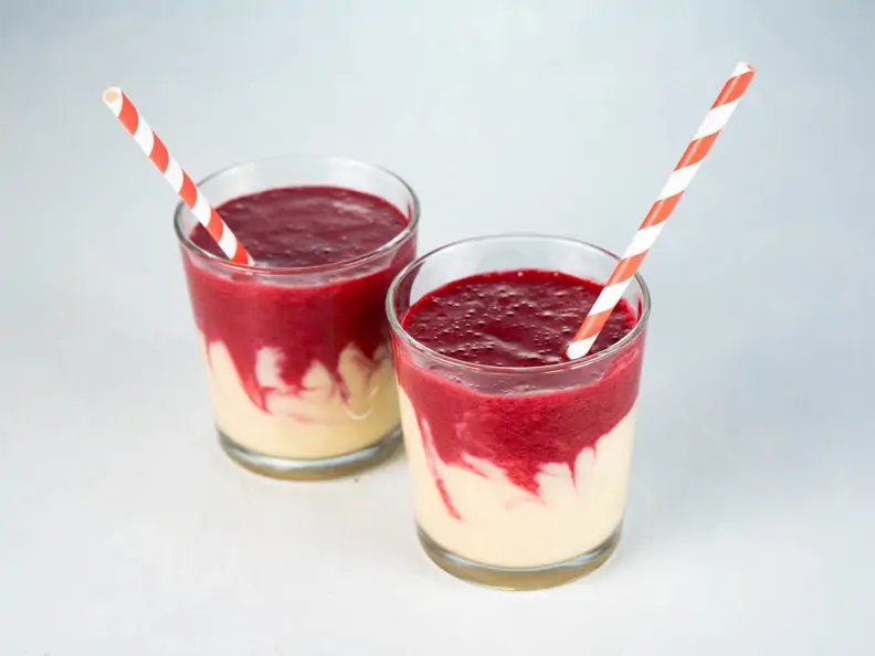 Zweifarbiger Kirsch-Bananen-Smoothie