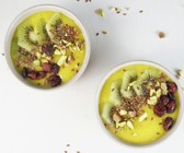 Mango-Smoothie-Bowl mit Kiwi