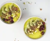 Mango-Smoothie-Bowl mit Kiwi