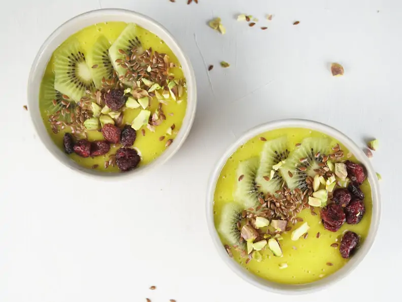 Mango-Smoothie-Bowl mit Kiwi