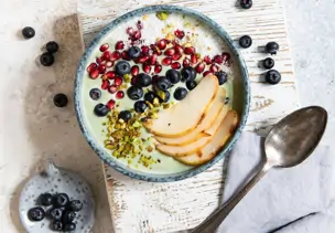 Frühstücks-Matcha-Joghurt-Bowl mit Birne und Heidelbeeren