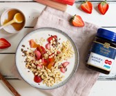 Manuka-Hafer-Bowl mit Rhabarber und Erdbeeren