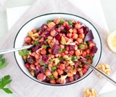 Kichererbsen-Protein-Bowl mit Rote Bete und Walnüssen