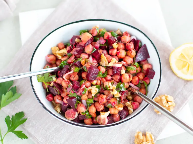 Kichererbsen-Protein-Bowl mit Rote Bete und Walnüssen