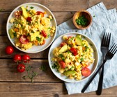 Tomaten-Rührei mit Avocado und Käse