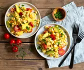 Tomaten-Rührei mit Avocado und Käse