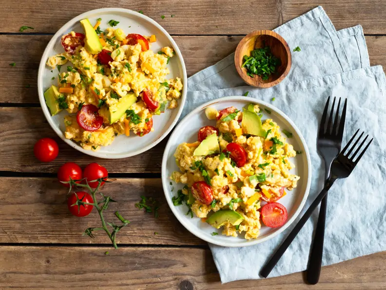 Tomaten-Rührei mit Avocado und Käse
