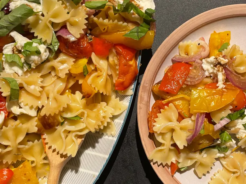 Nudelsalat mit gerösteter Paprika