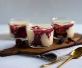 Vanillepudding mit Beerensauce