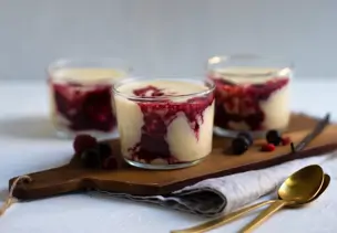 Vanillepudding mit Beerensauce
