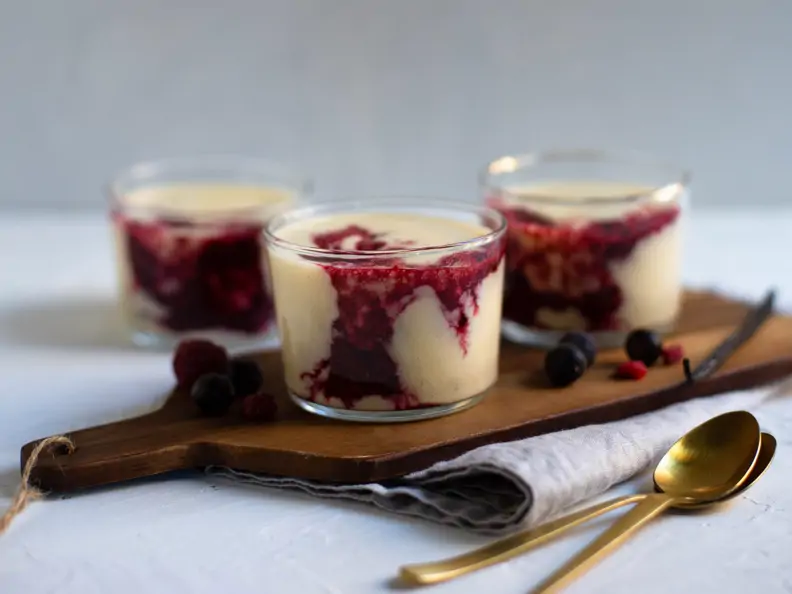 Vanillepudding mit Beerensauce
