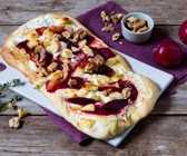 Flammkuchen mit Rote Bete und Pflaumen