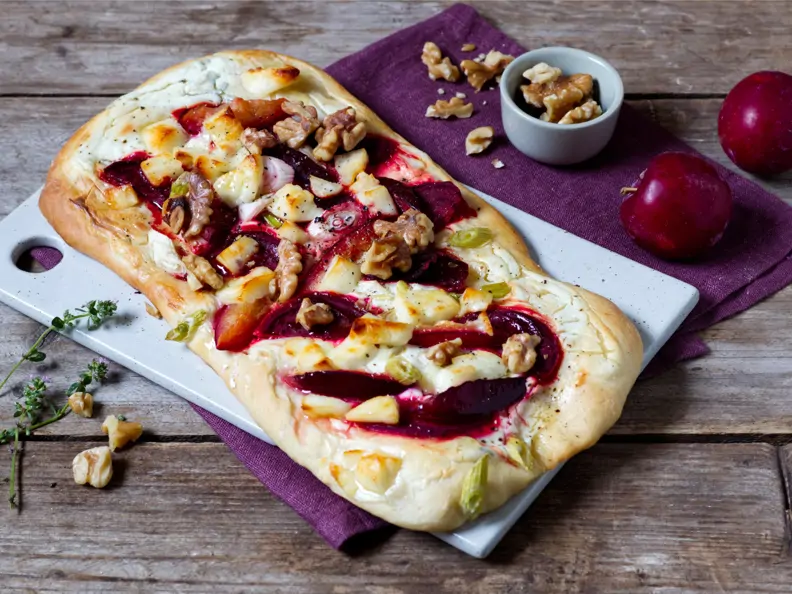 Flammkuchen mit Rote Bete und Pflaumen