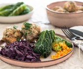 Vegane Wirsingrouladen mit Rotkohl und Semmelknödeln