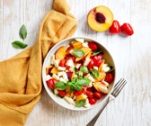 Fruchtiger Caprese-Nektarinen-Salat
