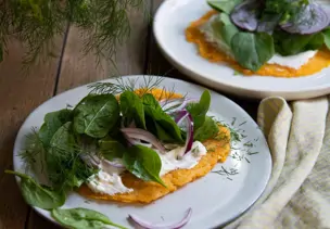 Linsenpfannkuchen mit Dill und Spinat und Frischkäsecreme