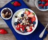 Joghurt mit Beeren, Schokolade und Paranüssen