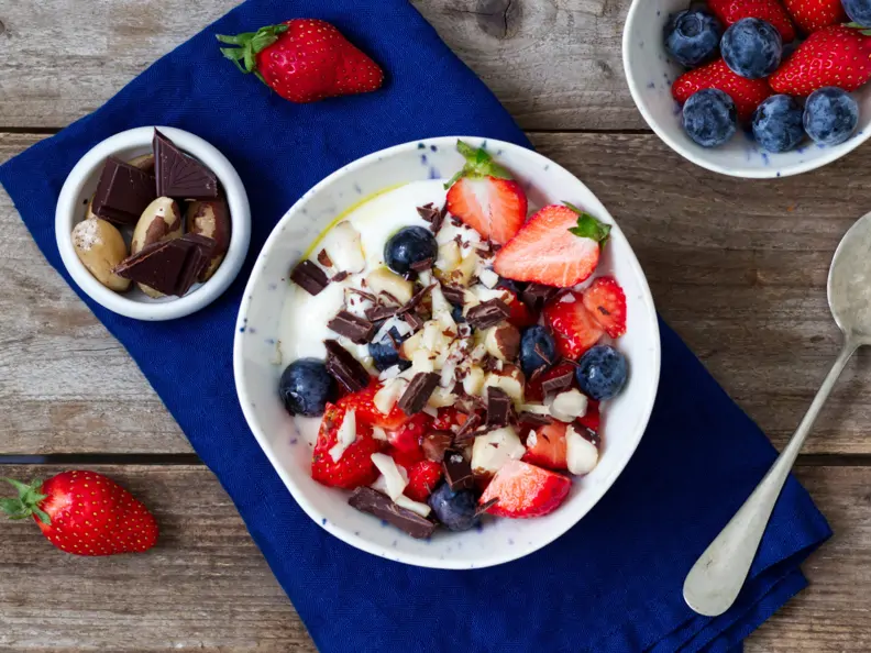 Joghurt mit Beeren, Schokolade und Paranüssen