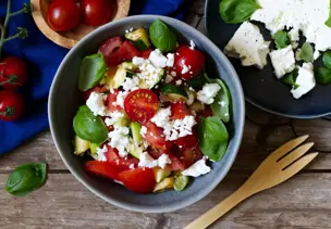 Tomaten-Zucchini-Salat mit Feta