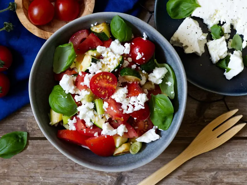 Tomaten-Zucchini-Salat mit Feta
