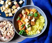 Tofu-Gemüse-Curry mit Reis und Nüssen