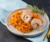 Putenroulade mit Basilikumfüllung auf Süßkartoffelpüree