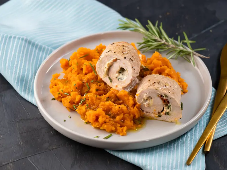 Putenroulade mit Basilikumfüllung auf Süßkartoffelpüree