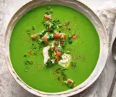 Spinatsuppe mit Mozzarella und Tomaten-Gremolata
