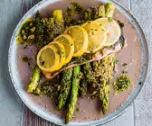 Glasig gedämpfter Lachs mit gegrilltem Spargel