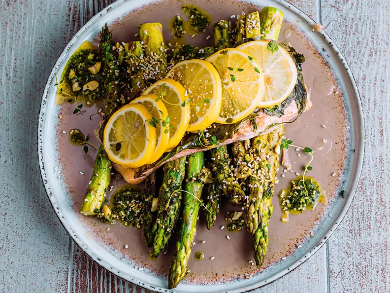 Glasig gedämpfter Lachs mit gegrilltem Spargel