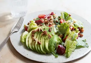 Romanasalat mit Kichererbsen, Roter Bete und Hummus-Dressing