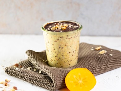 Fruchtige Overnight Oats mit Kaki und Möhre, versteckt unter einer knackigen Schoko-Schicht. Foto: Johanna Schelt