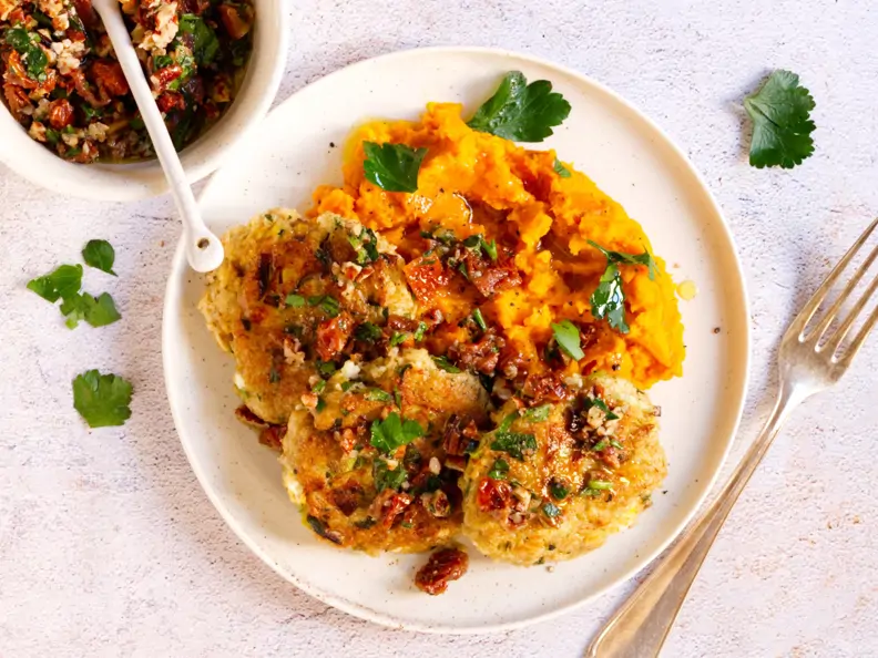 Haferbratlinge auf Möhrenstampf mit Gremolata