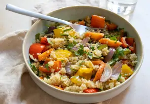 Quinoa-Pfanne mit Ofengemüse