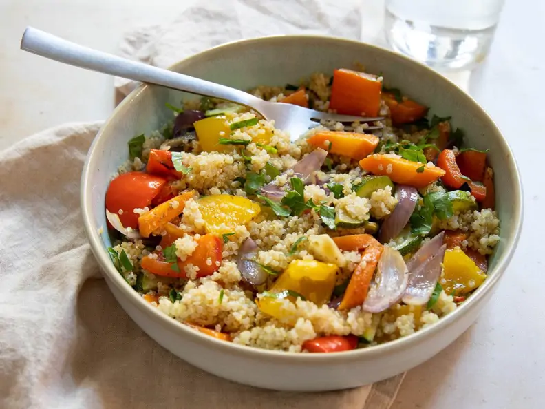 Quinoa-Pfanne mit Ofengemüse