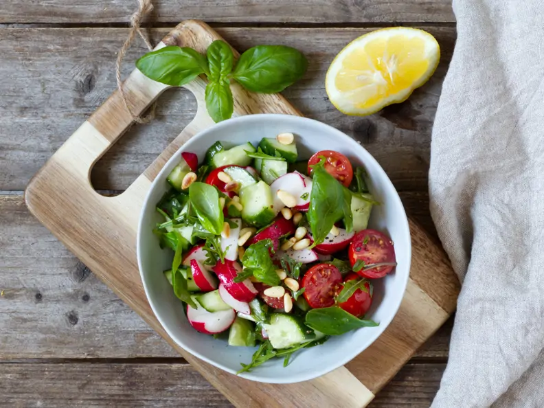 Gurken-Radieschen-Tomaten-Salat