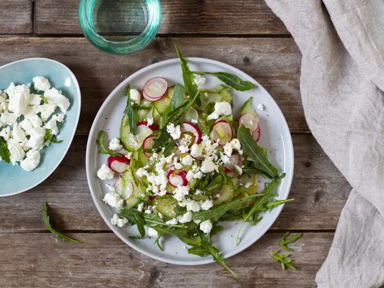 Gurken-Radieschen-Salat mit Feta