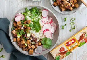Reisbowl mit mariniertem Vitam-Tofu und Sesam