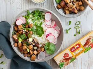 Reisbowl mit mariniertem Vitam-Tofu und Sesam