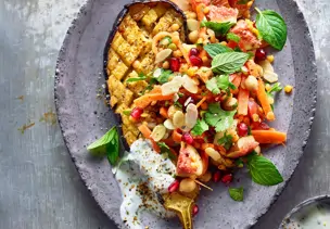 Gebackene Aubergine an Linsensalat und Minzedip