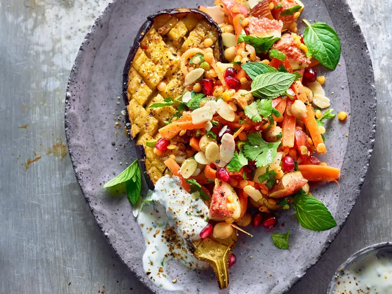 Gebackene Aubergine an Linsensalat und Minzedip
