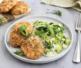 Lachsfrikadellen mit Lauchgemüse und Frischkäsesauce