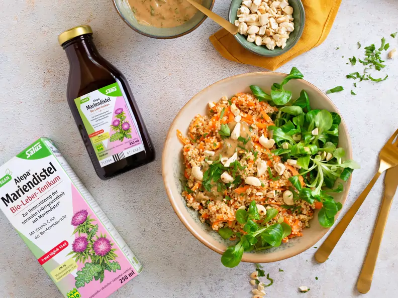 Quinoa-Möhren-Salat mit Mariendistel-Kräuter-Vinaigrette