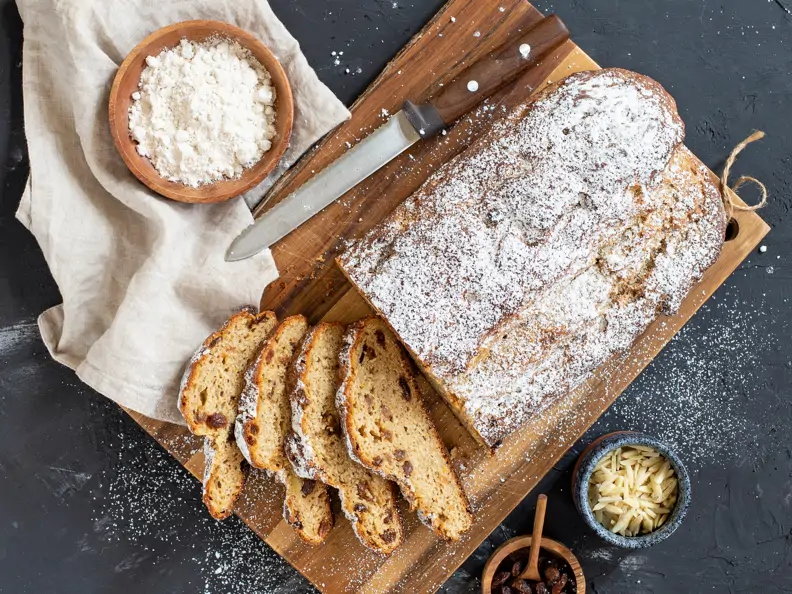 Smarter Quarkstollen mit Vollkorn und Rosinen