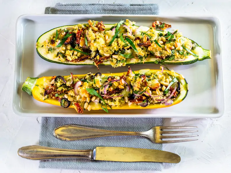 Gebackene Zucchini mit Couscous und Oliven