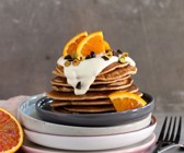 Sauerteig-Pancakes mit Blutorange, Schokolade und Pistazien