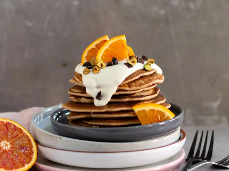 Sauerteig-Pancakes mit Blutorange, Schokolade und Pistazien