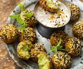 Falafel mit Sesamjoghurt
