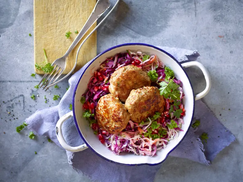 Kalbfleischfrikadellen mit Krautsalat